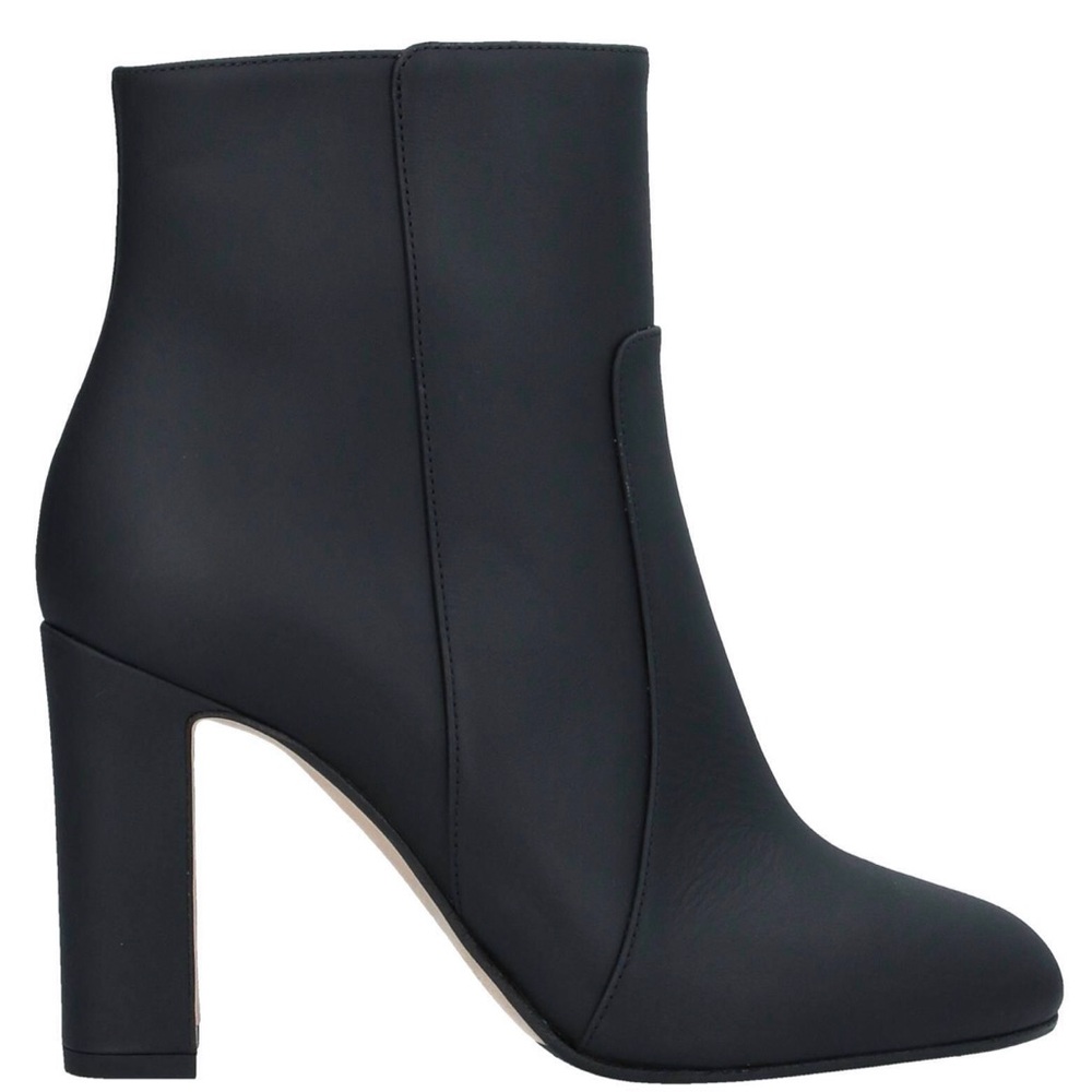 Dolce & Gabbana Matte Black Leather Ankle Boots 39
